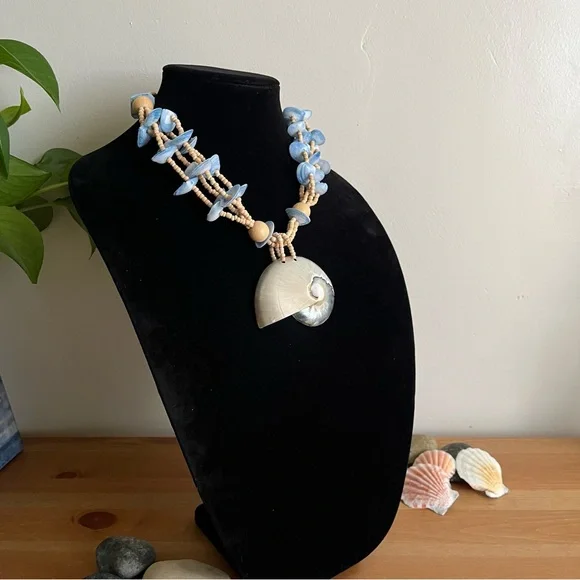 📌SOLD📌Boho Beach White shell pendant with multi-strand blue shell necklace - Picture 3 of 11